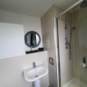 Bruser, hårtørrer, håndklæder