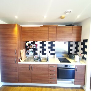 Køleskab, mikrobølgeovn, ovn, kogeplade