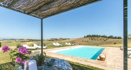 Old farmhouse newly renovated swimming pool, beautiful view, 20min from the sea