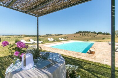 Old farmhouse newly renovated swimming pool, beautiful view, 20min from the sea