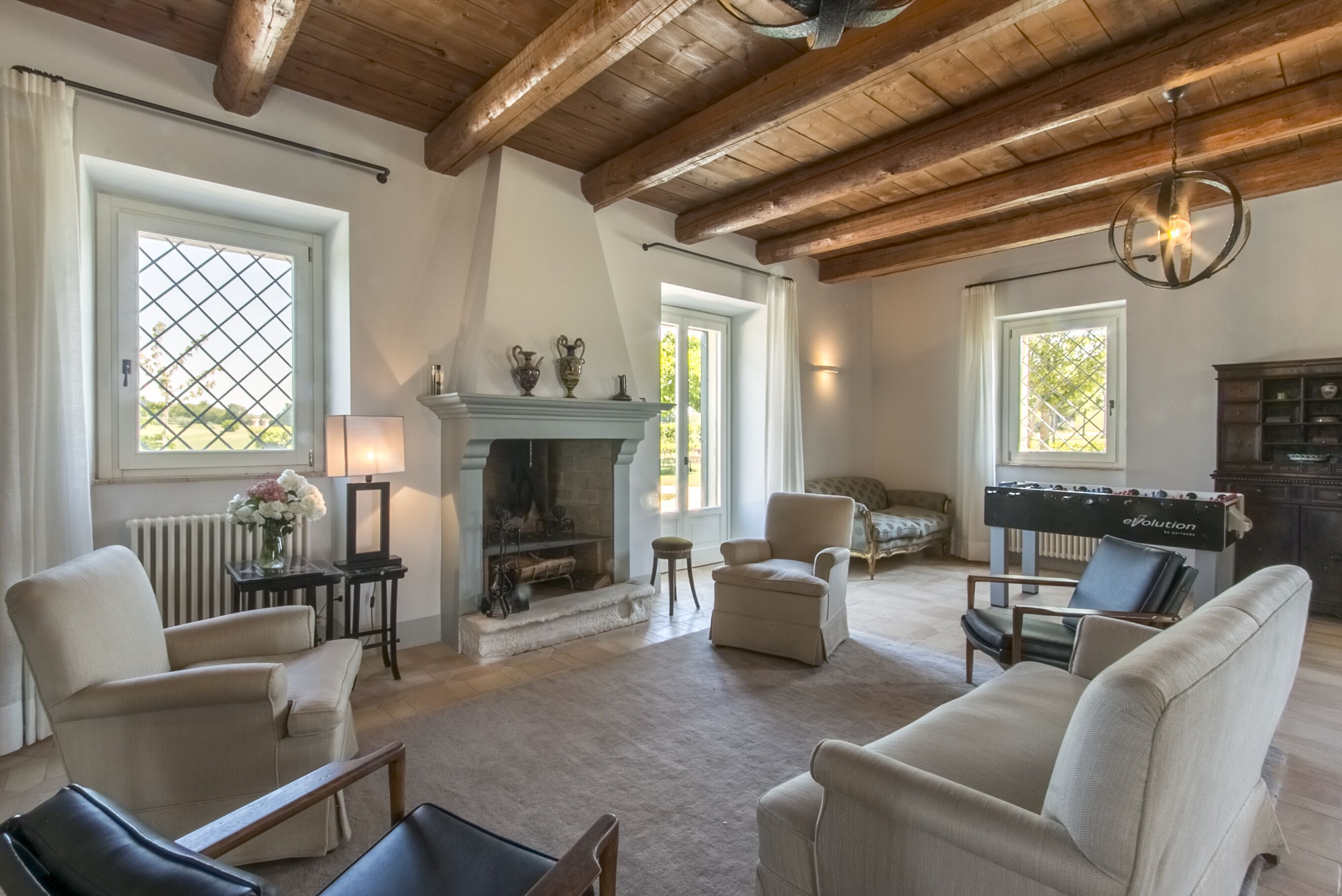 Smart-tv, pejs, bordtennisbord, bøger