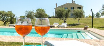 Old farmhouse newly renovated swimming pool, beautiful view, 20min from the sea
