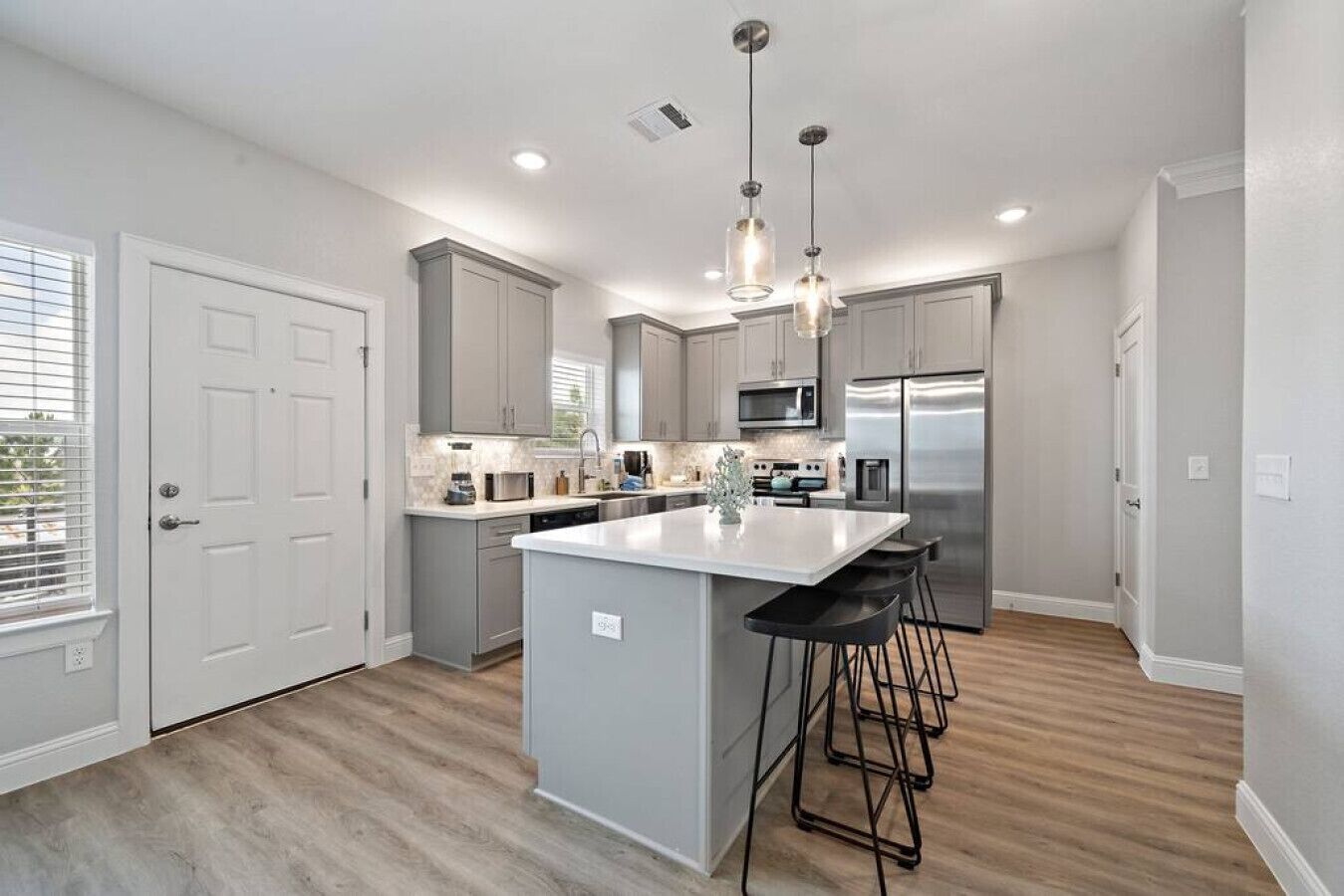 Réfrigérateur, micro-ondes, four, plaque de cuisson