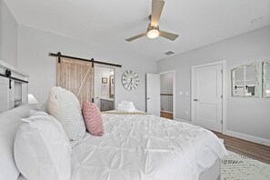 3 Schlafzimmer, Schreibtisch, Bügeleisen/Bügelbrett, Reisekinderbett