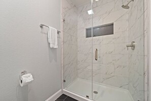 Ensemble douche/baignoire, sèche-cheveux, serviettes fournies