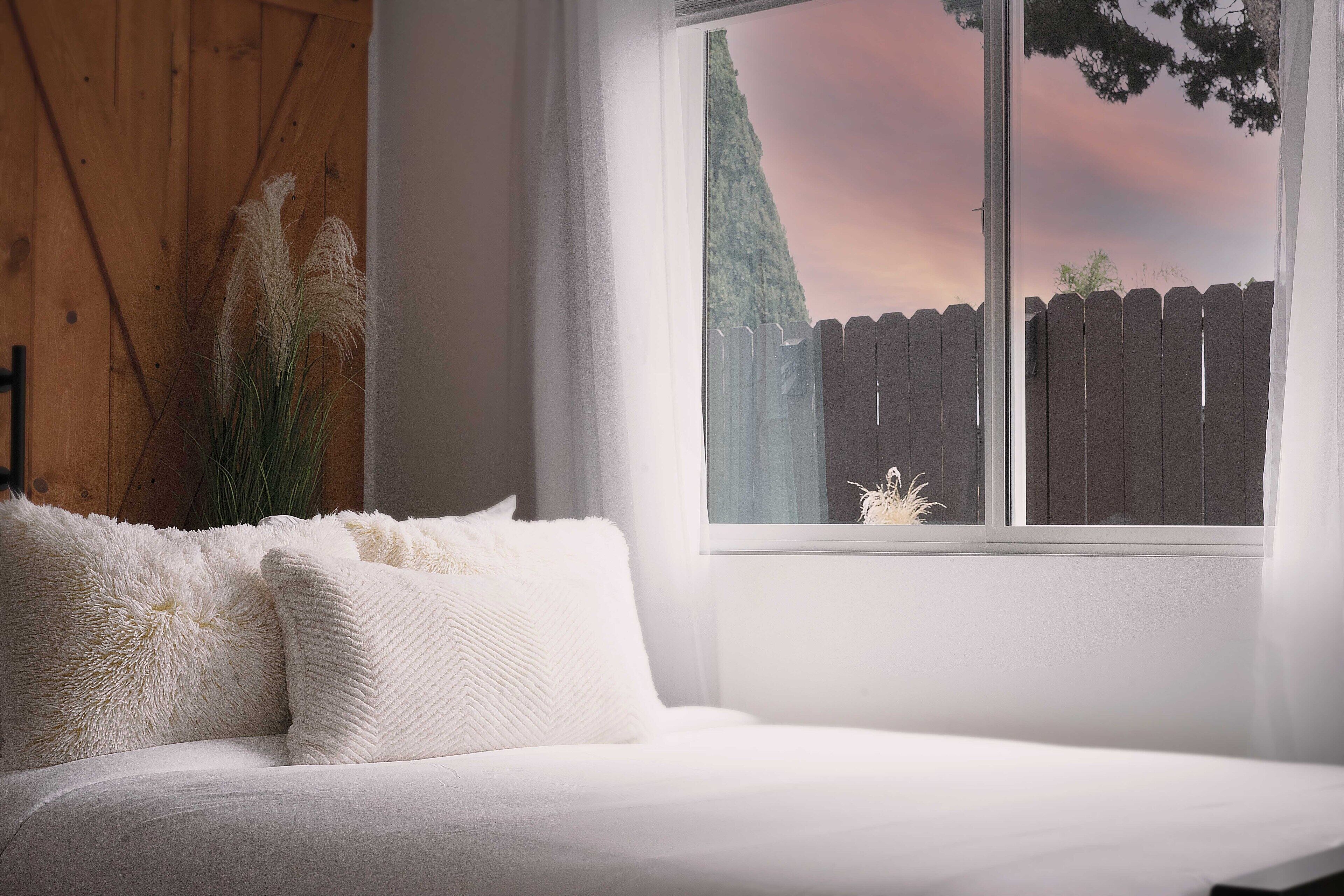Casita with King Bed, Tree Views, Holiday Getaway, FAST WiFi, Plenty of Parking.