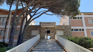 A staircase leading to a building entrance with stone walls and a balcony above. - Overlooking the sea Santa Teresa Gallura (Santa Teresa di Gallura)