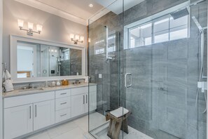 Badewanne, Haartrockner, Handtücher, Toilettenpapier
