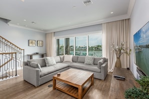 Smart TV - Coastal townhome with water view, 4 min walk from too rated beach of Clearwater! (Clearwater)