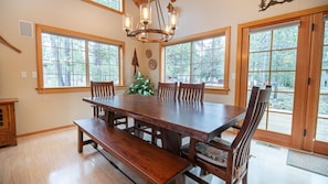 Dining - Sunriver 3 bedroom home, new hot tub, 8 SHARC passes (Sunriver)