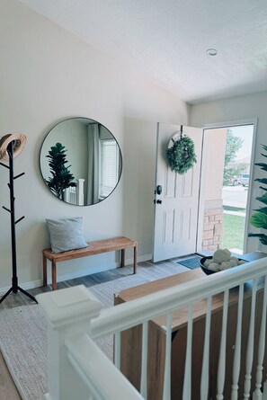 Interior - 6BR Cozy Haven by Payson Temple – Perfect for Families and Groups Sleeps 16 (Payson)