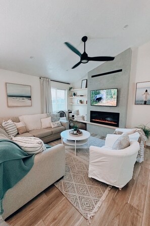 Smart TV, fireplace, video games, DVD player - 6BR Cozy Haven by Payson Temple – Perfect for Families and Groups Sleeps 16 (Payson)