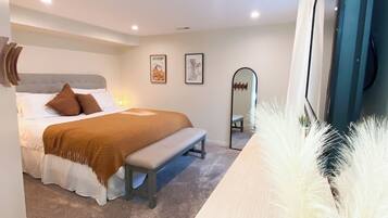 6 habitaciones, escritorio y tabla de planchar con plancha