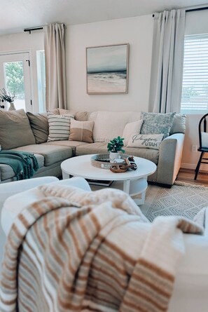 Smart TV, fireplace, video games, DVD player - 6BR Cozy Haven by Payson Temple – Perfect for Families and Groups Sleeps 16 (Payson)