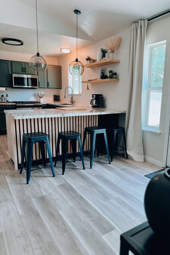 Fridge, microwave, oven, stovetop - 6BR Cozy Haven by Payson Temple – Perfect for Families and Groups Sleeps 16 (Payson)