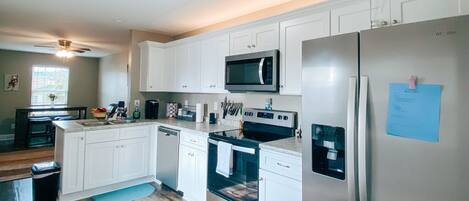 Kjøleskap, mikrobølgeovn, ovn og kokeplater