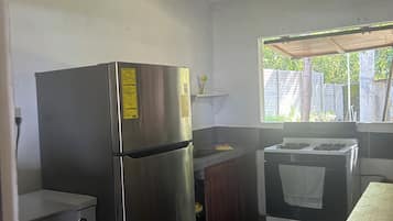 Refrigerador, parrilla de estufa, cafetera y tetera y tostadora