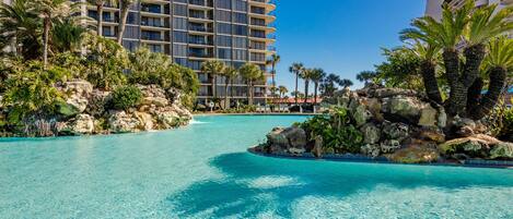 Una piscina al aire libre, una piscina climatizada