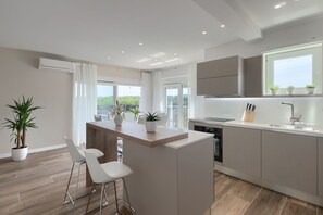 ثلاجة، ميكروويف، فرن، موقد طهي مسطح