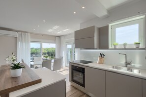 ثلاجة، ميكروويف، فرن، موقد طهي مسطح