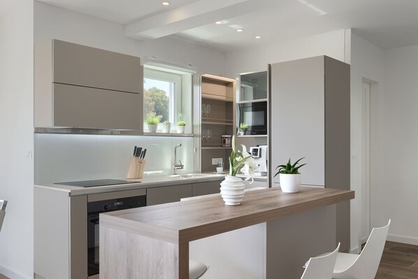 Kjøleskap, mikrobølgeovn, ovn og kokeplater