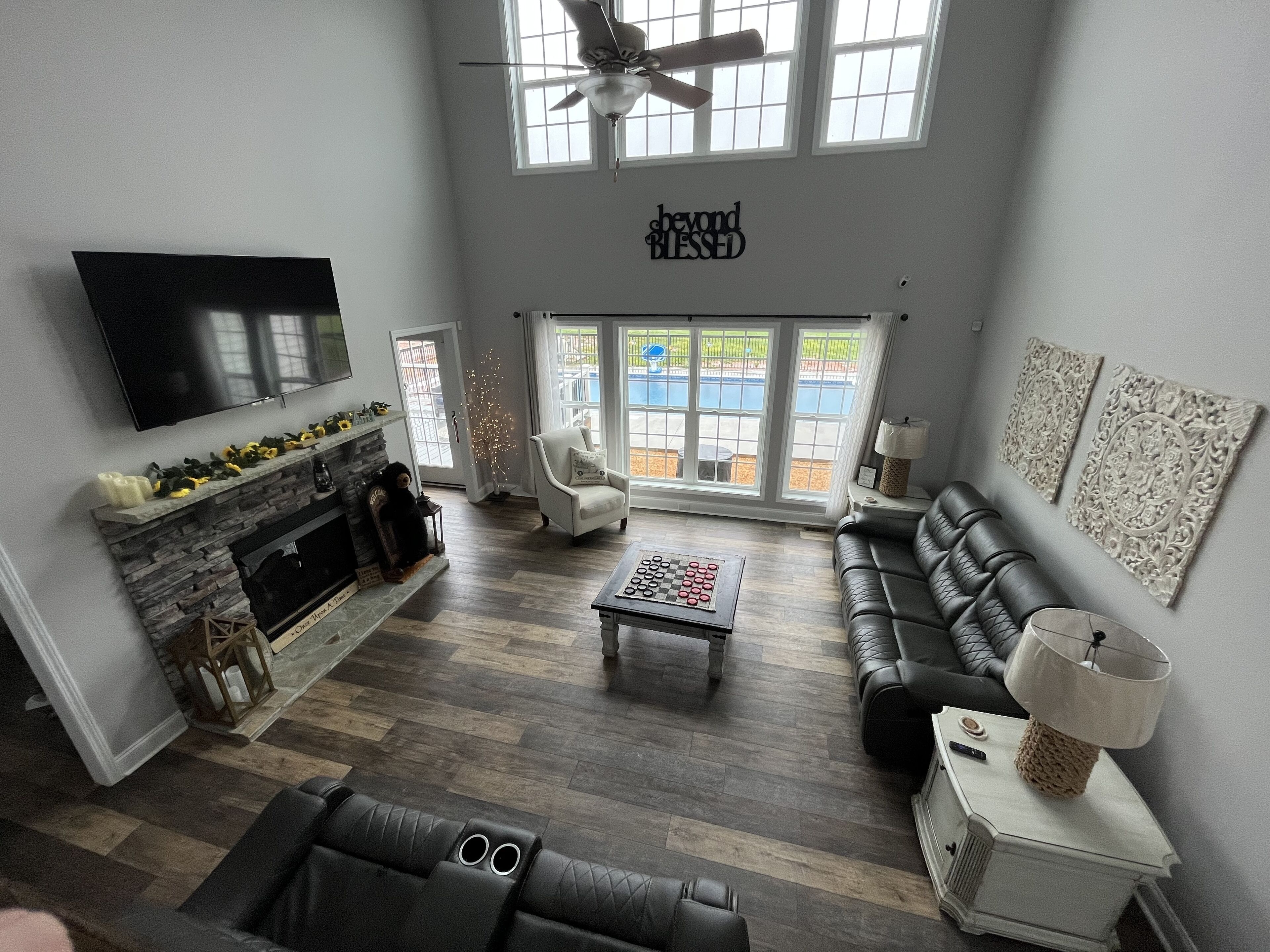 Smart TV, chimenea, videojuegos y libros 