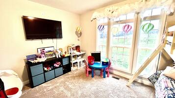 5 bedrooms, in-room safe, desk, iron/ironing board