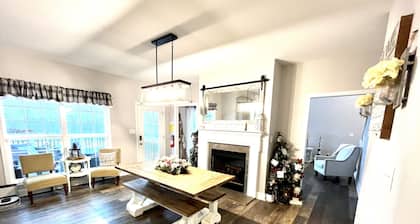 Quiet peaceful Stone mountain fun House with Pool ,Hot Tub and vineyards near