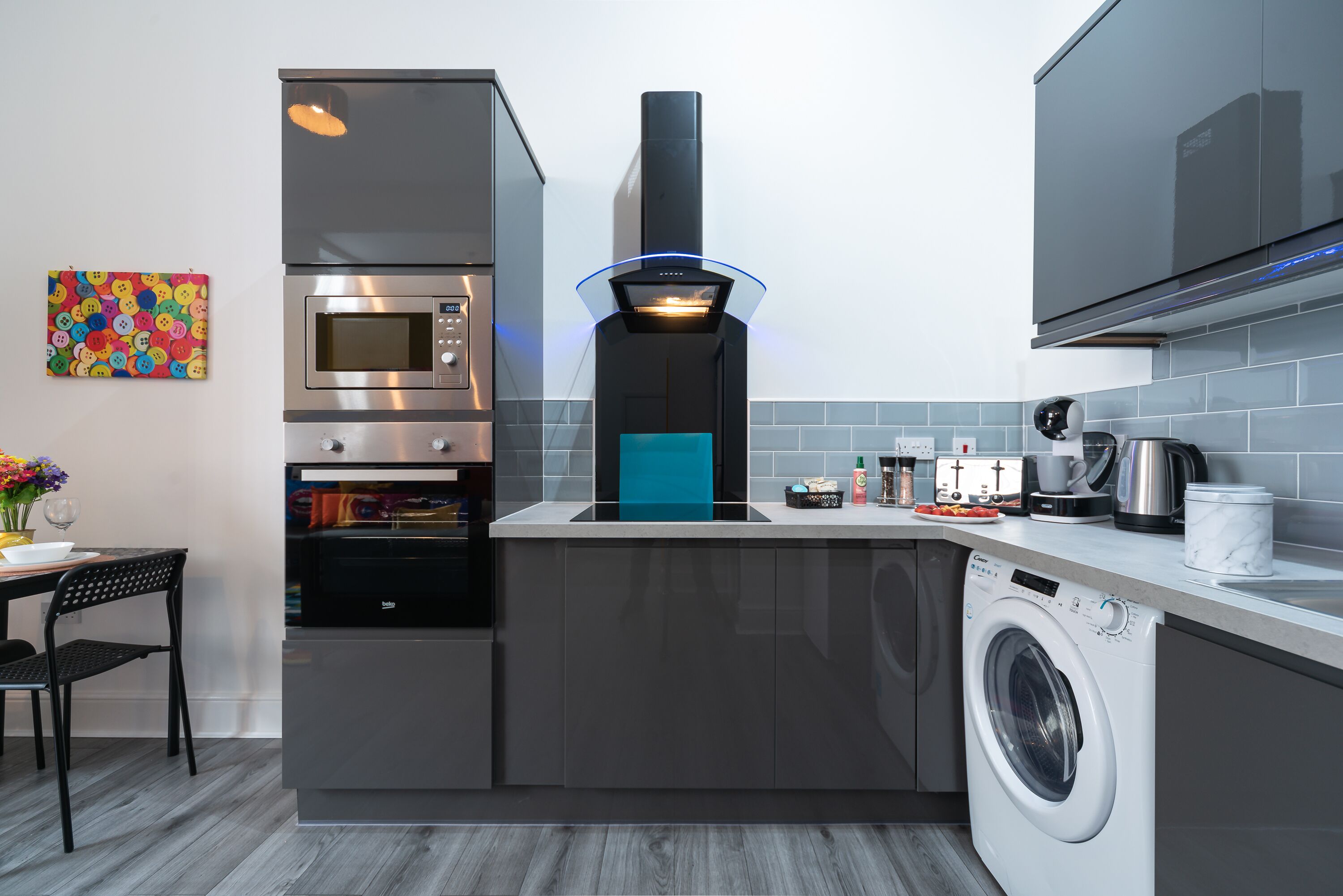 Réfrigérateur, four à micro-ondes, un four, cafetière-théière