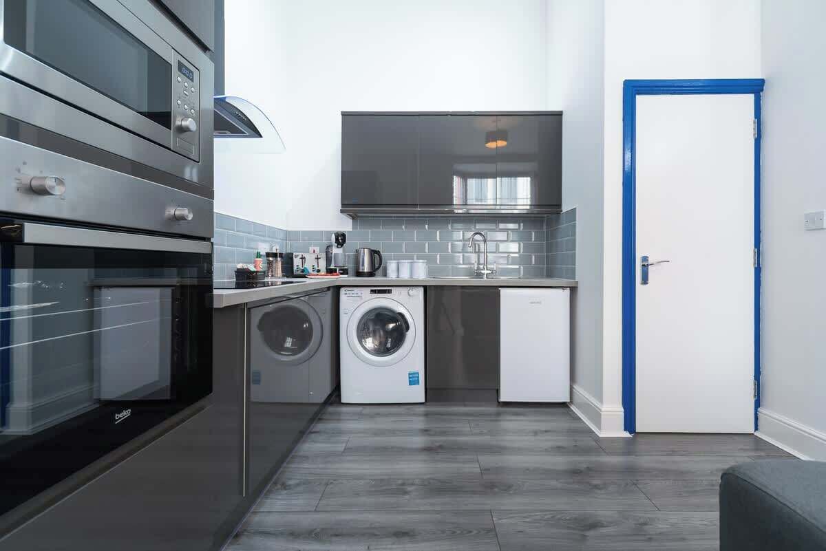 Coffee/tea maker, fridge, microwave, oven