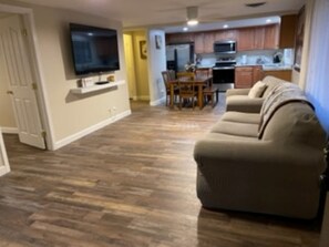 Smart-TV, Kamin, Tischtennisplatte