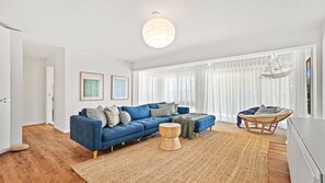 TV, fireplace, table tennis, books - Macmasters Beach House - Spacious Architect-designed house with panoramic ocean views, a leafy 250m stroll to the beach (MACMASTERS BEACH)