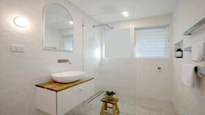 Dusche, Haartrockner, Handtücher