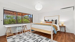 5 bedrooms, iron/ironing board, free WiFi, bed sheets