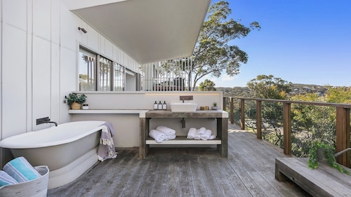 Macmasters Beach House - Spacious Architect-designed house with panoramic ocean views, a leafy 250m stroll to the beach
