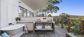 Macmasters Beach House - Spacious Architect-designed house with panoramic ocean views, a leafy 250m stroll to the beach