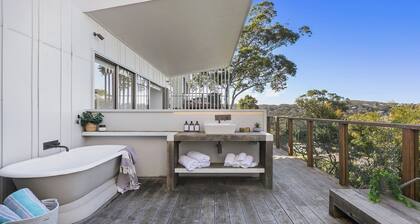 Macmasters Beach House - Spacious Architect-designed house with panoramic ocean views, a leafy 250m stroll to the beach
