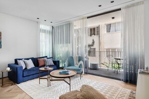 2BR Apartment (Mohaliver #23 St.) | Vardagsrum | 45-tums tv med kabelkanaler