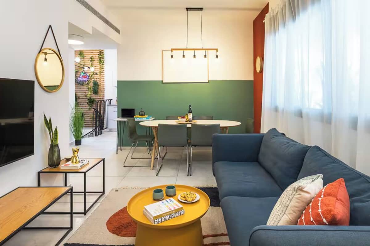 3BR Apartment (Shefer #4 St.) | Oppholdsområde | En 45-tommers TV med kabel-kanaler