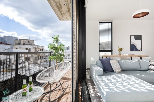 2BR Apartment (Rambam #3 St.) | Vardagsrum | 45-tums tv med kabelkanaler