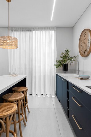 1BR Apartment (Mohaliver #23 St.) | 전용 주방 | 대용량 냉장고, 전자레인지, 오븐, 에스프레소 메이커