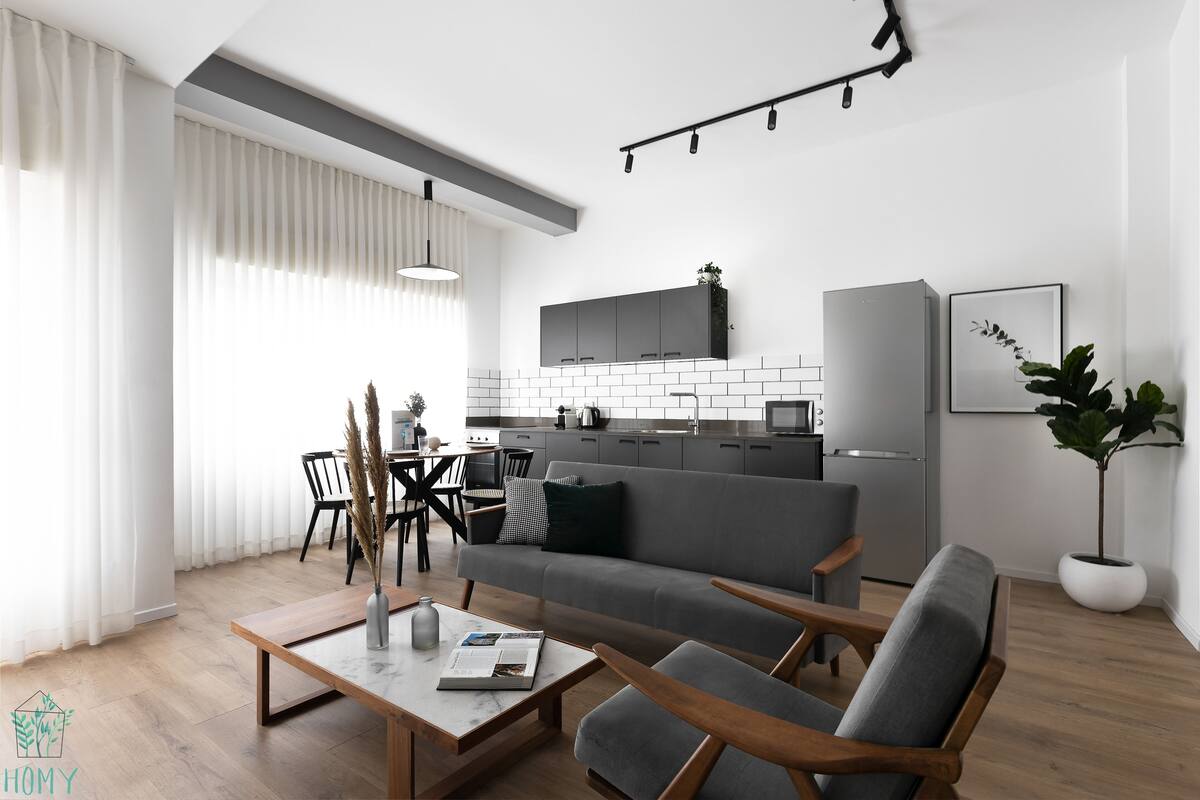 2BR Apartment (Gruzenberg #35 St.) | Oppholdsområde | En 45-tommers TV med kabel-kanaler