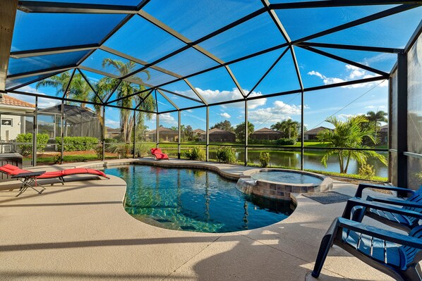 Alberca al aire libre y alberca climatizada