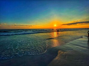 Playa en los alrededores, camastros y toallas de playa 