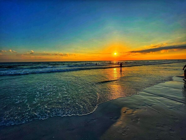 Beach nearby, sun loungers, beach towels