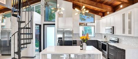 Frigorifero, microonde, forno, piano cottura