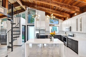 Réfrigérateur, micro-ondes, four, plaque de cuisson