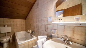 Badewanne, Haartrockner, Handtücher