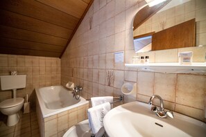 Badewanne, Haartrockner, Handtücher