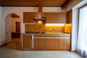 Refrigerador, placa de cocina, cafetera/tetera, utensilios de cocina